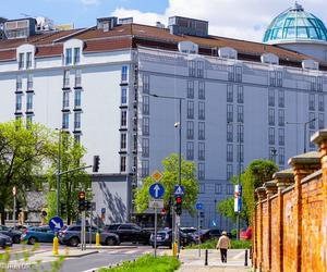 Hotel Sobieski z nową elewacją. Odsłonięto część przemalowanej fasady