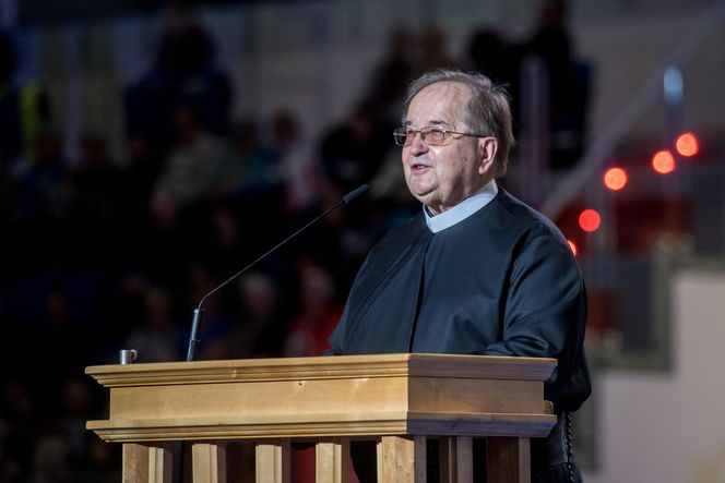 Ojciec Tadeusz Rydzyk ma swój witraż w kościele w Toruniu