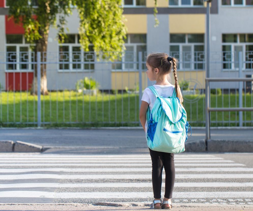 Kiedy puścić dziecko samo do szkoły? Rodzice robią to za wcześnie