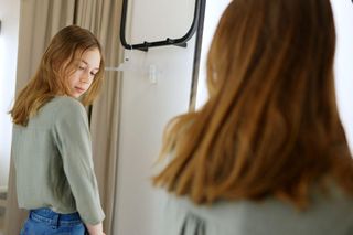 Dziecko chce markowe ubrania do szkoły? Presja rówieśników nie jest jedynym powodem