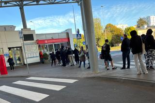 Kolejki do punktów obsługi pasażera w Warszawie