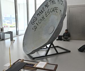 Wanny, buty i manekiny za 851 tys. zł? Ale sztuka! „To jedna z najbardziej wpływowych artystek na świecie”