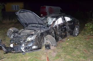 Roztrzaskał się oplem o ogrodzenie. 24-latek walczy o życie