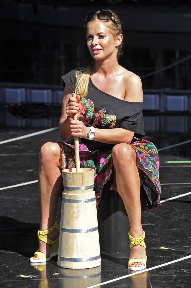 Słowianka zbiera pokarm dla córeczek