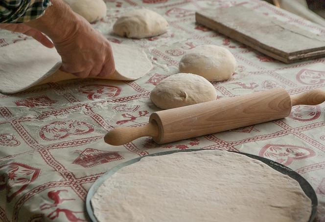 Pizza z jeżynami, kozim serem i koprem włoskim