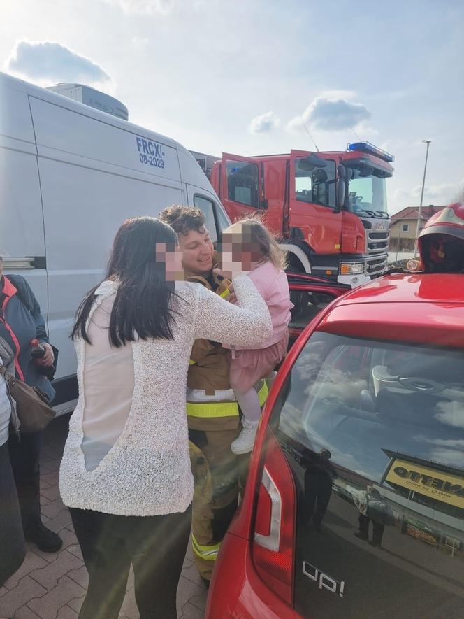 Śląskie: Mała dziewczynka zatrzasnęła się w samochodzie. Pomogli strażacy