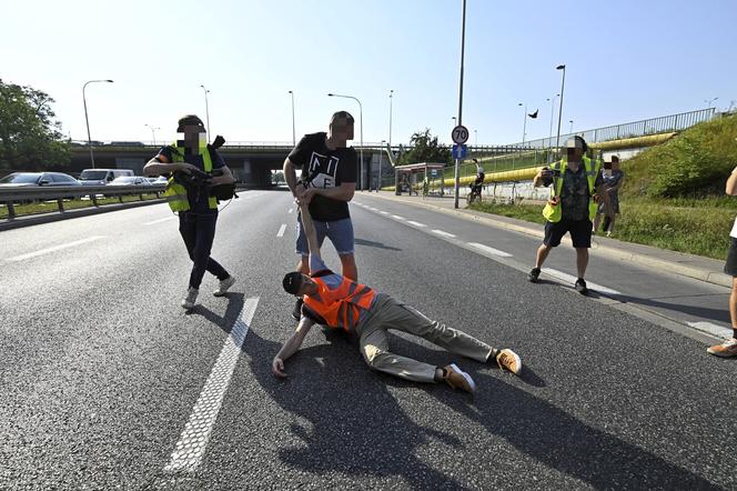  Aktywiści z Ostatniego Pokolenia sparaliżowali ruch. Kierowcy: Ktoś powinien zrobić z nimi porządek!