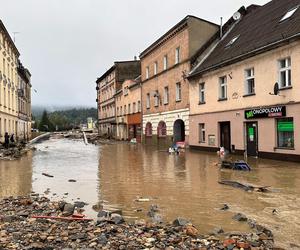 Powódź w Polsce. Miasta walczą ze skutkami powodzi. Dramatyczny widok