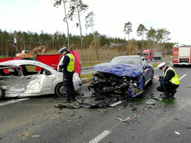 Tragiczny wypadek we Wieszkach w powiecie nakielskim. Kierowca nie żyje 