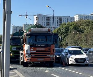 Szambiarka rozszczelniła się po zderzeniu z oplem. Kobieta trafiła do szpitala.