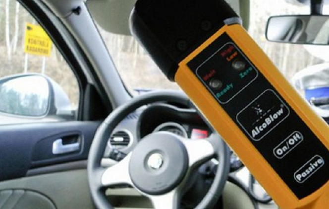 Wracał z pracy całą szerokością jezdni! Był mocno dziabnięty, interweniowali inni kierowcy