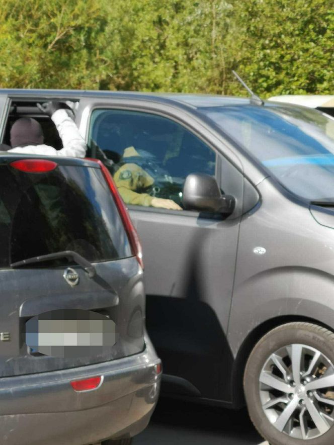 ABW w akcji. Znaleziono broń i materiały wybuchowe. Trwa ewakuacja