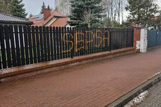 Wandale pomalowali sprayem płot domu Owsiaka pod Warszawą 