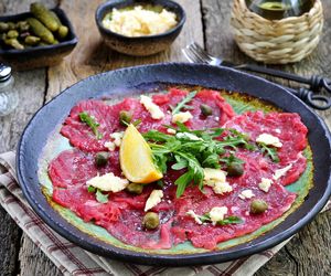 Carpaccio di manzo: przepis na klasyczne włoskie carpaccio wołowe