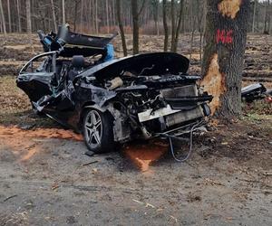 Śmiertelny wypadek w Bieruniu. Samochód uderzył w drzewo 