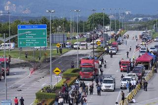 Samolot spadł na autostradę! 10 ofiar śmiertelnych. WIDEO
