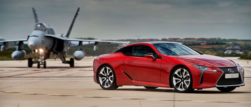 Lexus LC 500 ściga się z myśliwcem F-18