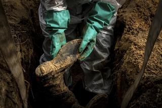 Ukraina. Ekshumacja masowych grobów w Izium