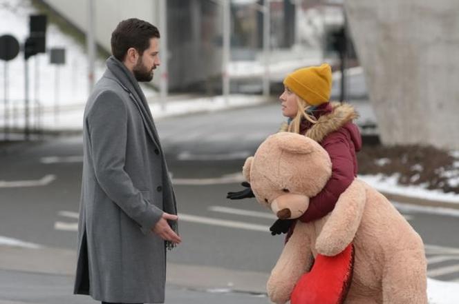 Pierwsza miłość. Wojtek (Grzegorz Daukszewicz), Emilka (Anna Ilczuk)