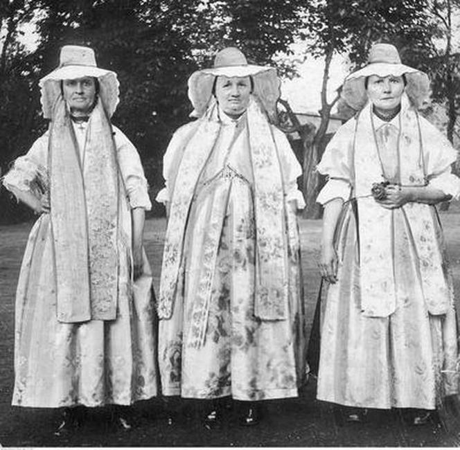 Kobiety i dziewczynki w strojach regionalnych z Górnego Śląska. Rok 1929.