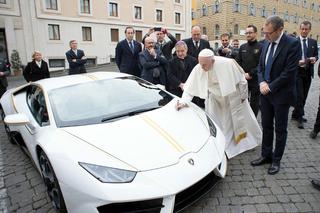 Papież Franciszek otrzymał Lamborghini Huracan