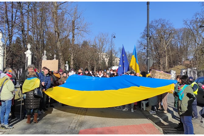 Warszawa. Przed Ambasadą Rosji w Polsce trwa protest przeciwko wojnie [ZDJĘCIA, WIDEO] 