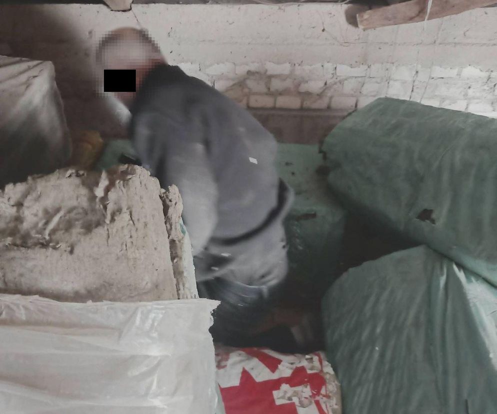 Poszukiwany mieszkaniec Łukowa ukrył się przed policją w balach wełny mineralnej 