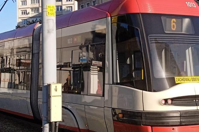 Głośne słuchanie muzyki w tramwaju. Czy to jest legalne?