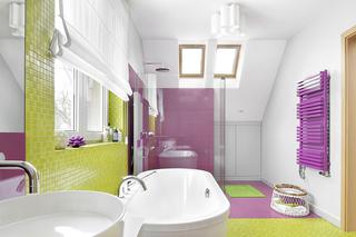 Seledynowo-fioletowa łazienka z wanną