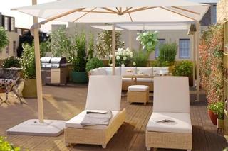 Leżak ogrodowy: drewniany, metalowy czy z technorattanu? Zobacz meble ze znanych sklepów