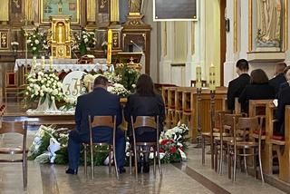 Pogrzeb Karoliny z Gocławia: Te słowa księdza łamią serce. Trudno powstrzymać łzy