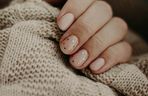 Lniane paznokcie to idealny manicure dla minimalistek