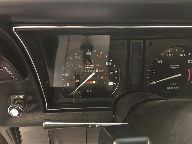 Corvette C3 z przebiegiem 1447 mil 