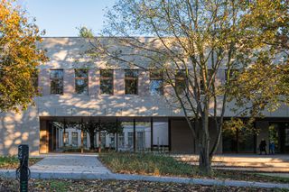 Dwugłos o szkole na warszawskiej Białołęce. Odpowiedź na szybki rozwój dzielnicy, otoczona chaotyczną mieszanką bloków z wielkiej płyty