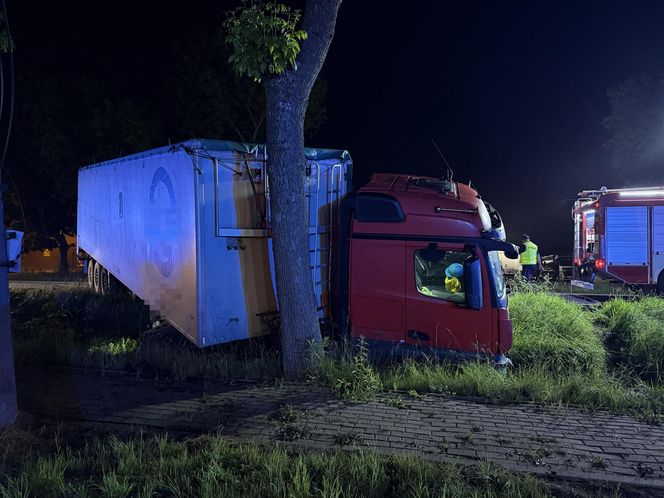 Toyota wjechała pod ciężarówkę. Dramatyczny wypadek pod Legionowem