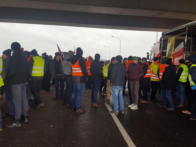 Lekceważenie władzy jest absolutne - skarżą się rolnicy protestujący na S5 koło Leszna. To jeden z większych protestów w kraju 