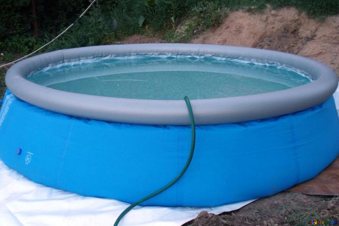 Niespełna 3-letnia dziewczynka utonęła w dmuchanym basenie