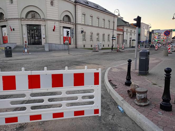 Na ul. Armii Krajowej powstaje już nowa nawierzchnia. Jej skrzyżowanie z ulicami Wojskową i Piłsudskiego zostanie zamknięte na kilka dni.