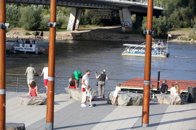 Maciej Pela z córeczkami nad Wisłą