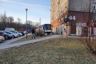 Poznań: autobus wylądował przy wejściu do bloku.