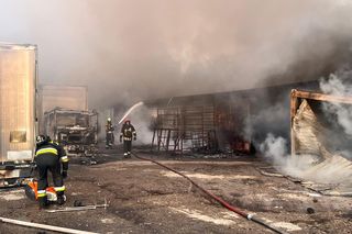 Łódź. Ogromny pożar ciężarówek i składowiska palet. Dramat na ul. Starorudzkiej [ZDJĘCIA].