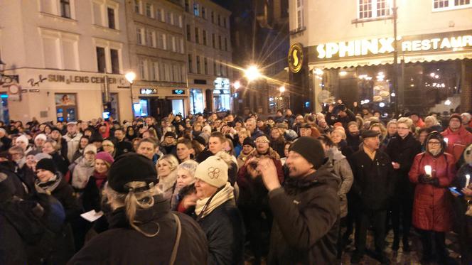 "Cały Toruń z nauczycielami" - łańcuch światła w Toruniu
