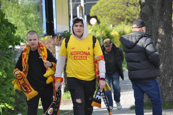 "Żółto-czerwono" na ulicach Kielc przed meczem Korona - Radomiak