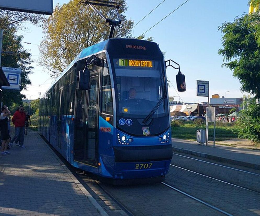 Jak dojechać na cmentarze we Wrocławiu? Znamy rozkłady jazdy MPK na 1 listopada