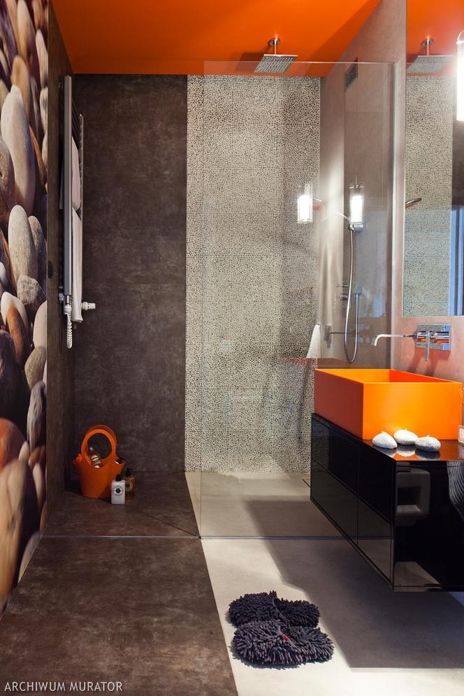 Inny sufit czyli kolor pomarańczowynad łazienką