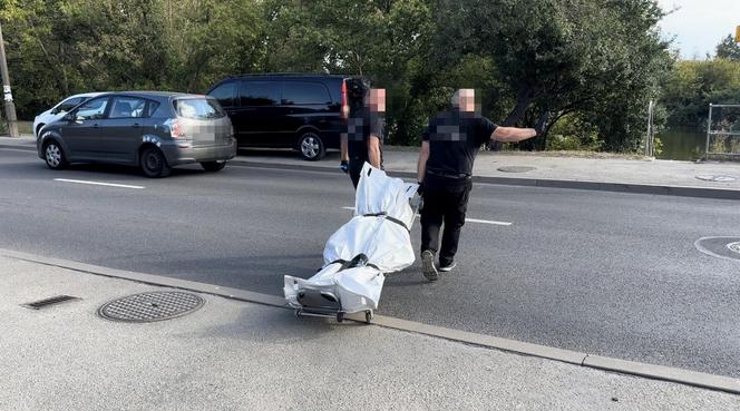 Utonął podczas próby przepłynięcia Jeziorka Czerniakowskiego. Po tragicznej śmierci służby szukają kolejnej osoby