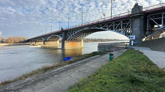 Policjanci przyjechali pod most Poniatowskiego w Warszawie. Rozłożyli parawan i zbierali ślady. Znamy szczegóły akcji