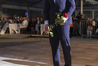 Festiwal gwiazd Międzyzdroje 2019. Mikołaj Roznerski odsłania swój odcisk dłoni w Alei Gwiazd