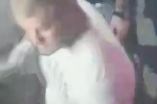 Bójka w centrum Krakowa! Dostał pięścią w twarz i został skopany. Policja szuka tych mężczyzn 