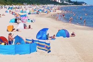 Plażowicze odetchną z ulgą. Coraz więcej kąpielisk z białą flagą